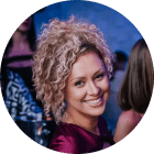 Mizone beauty mlada devojka plava afro frizura